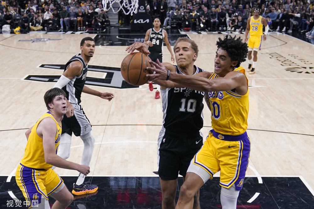 小伙子踢得 小伙子踢得